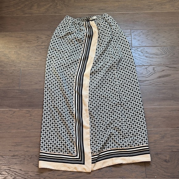 Abercrombie & Fitch Dresses & Skirts - Abercrombie & Fitch Black and Cream Patterned Maxi Skirt XS NWOT